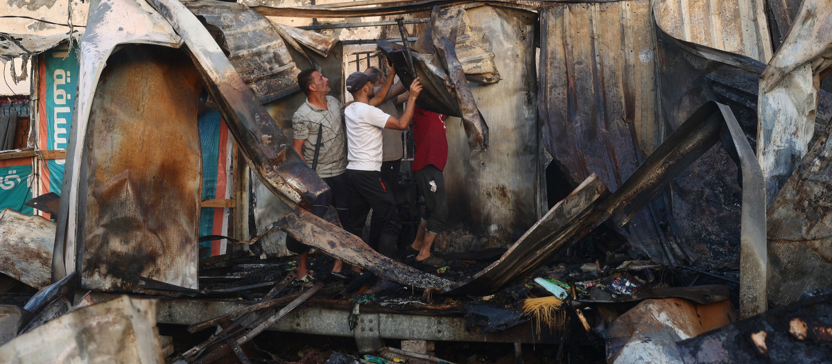 Destrucción que causó un ataque del ejército israelí en torno a las tiendas de campaña para desplazados dentro de los muros del Hospital de los Mártires de Al-Aqsa en Deir al-Balah, en el centro de la Franja de Gaz