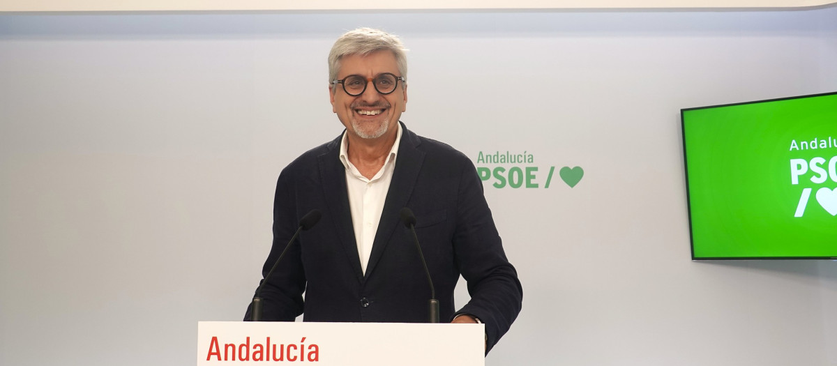 El portavoz adjunto del PSOE andaluz, Josele Aguilar, este lunes en rueda de prensa