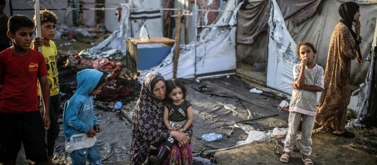 Palestinos junto a sus tiendas de campaña destruidas en un campamento para desplazados internos en las instalaciones del Hospital al-Aqsa