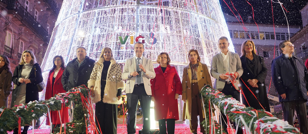 (Foto de ARCHIVO)
El alcalde de Vigo, Abel Caballero (c), junto a su equipo de gobierno, durante el encendido de las luces de Navidad 2023 en Porta do Sol, a 24 de noviembre de 2023, en Vigo, Pontevedra, Galicia (España). Caballero, ha vuelto a poner todos sus esfuerzos en hacer de Vigo el destino turístico por excelencia en estas fiestas, superando la inversión (200.000 euros de presupuesto) y el despliegue de medios de otros años. Hay más de 11 millones de luces led por toda la ciudad y el árbol de Navidad supera los 40 metros de altura.Cada día las luces de la Navidad de Vigo se encenderán a las 18.30

Javier Vázquez / Europa Press
24 NOVIEMBRE 2023;LUCES;VIGO;GALICIA;CABALLERO;NAVIDAD;DECORACIÓN NAVIDEÑA
24/11/2023