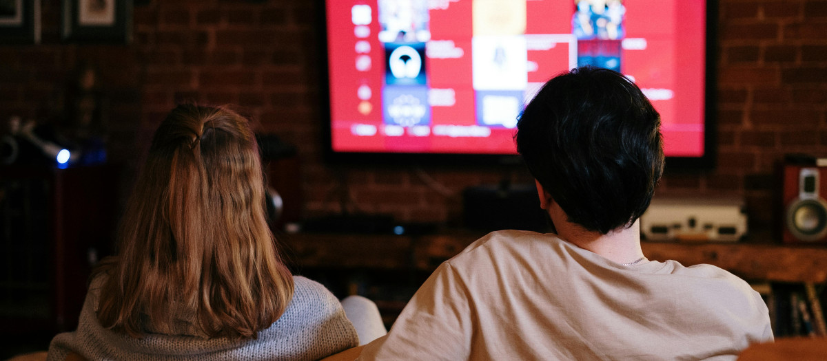 Una pareja viendo la televisión