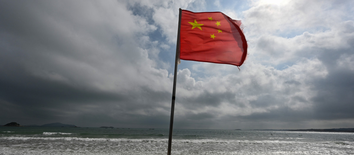 Una bandera china ondeando en una playa