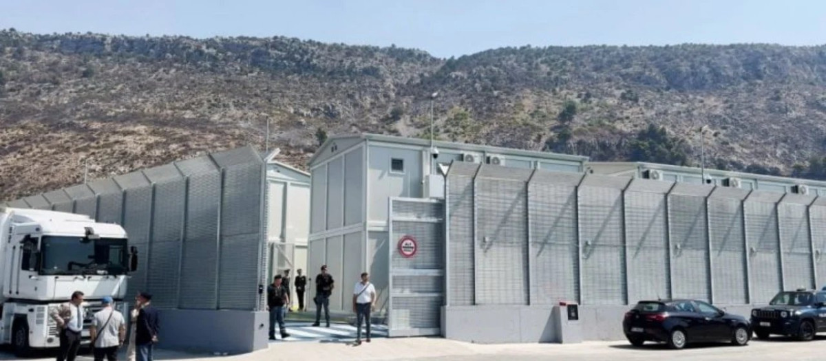 Centro italiano de detención de inmigrantes en Gjadër Albania