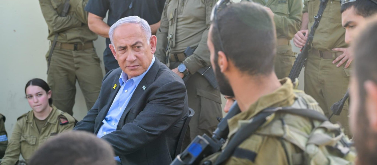 El primer ministro de Israel, Benjamin Netanyahu, en una visita a la base militar de Binyamina