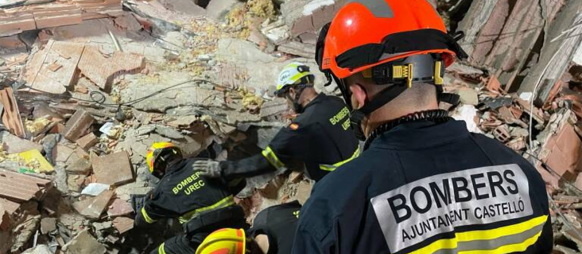 Bomberos trabajan en el derrumbe de un edificio en Peñíscola, Castellón