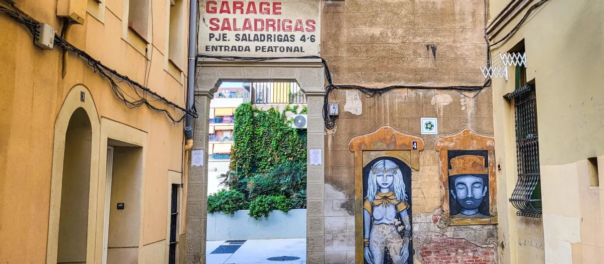 El Poblenou conserva la puerta de un garaje histórico: contraste entre pasado y presente