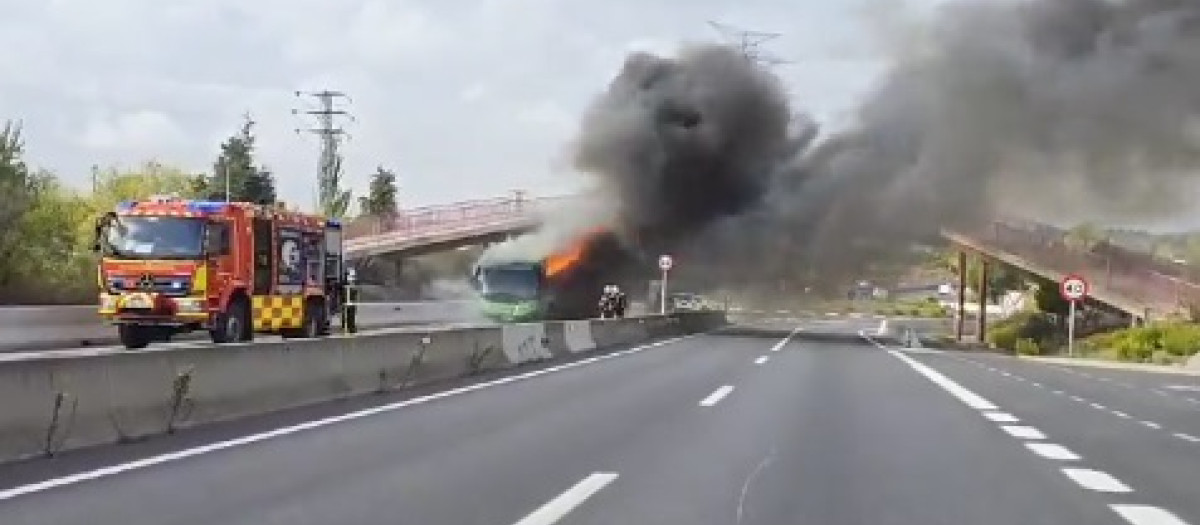 Arde si heridos un autobús interurbano en la carretera del Goloso

REMITIDA / HANDOUT por POLICÍA LOCAL DE ALCOBENDAS
Fotografía remitida a medios de comunicación exclusivamente para ilustrar la noticia a la que hace referencia la imagen, y citando la procedencia de la imagen en la firma
15/10/2024