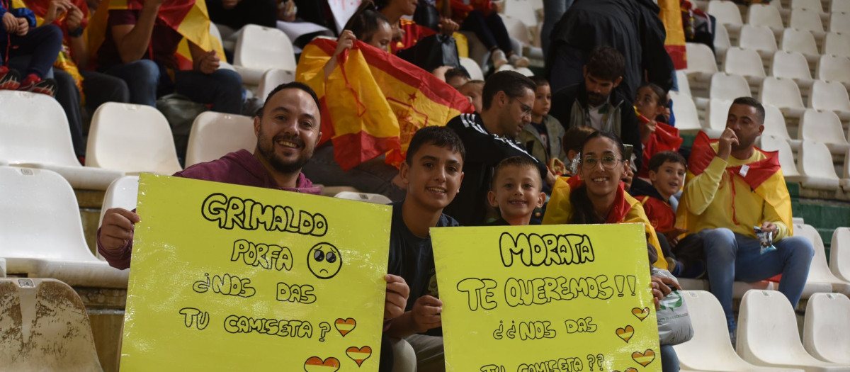 Aficionados en las gradas de El Arcángel