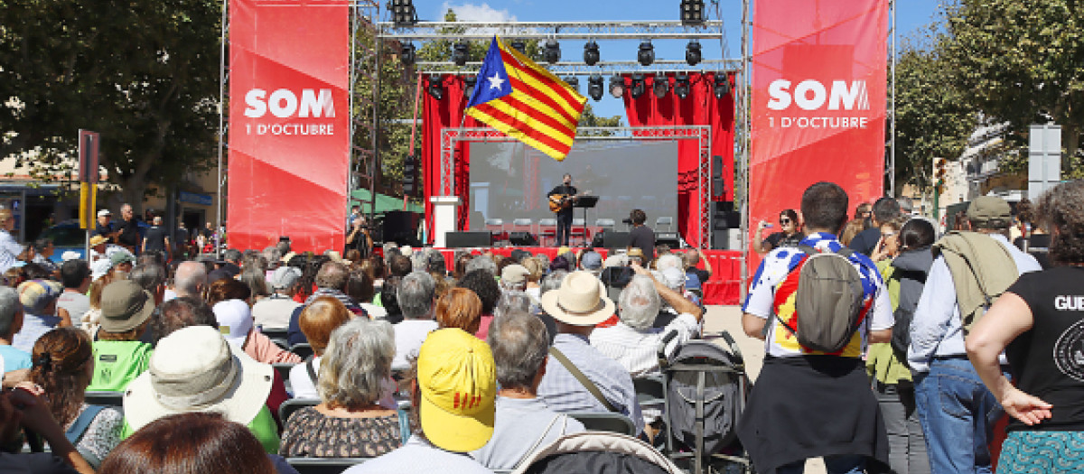 Escenario del 'Som 1 d'octubre' en la Riera d'Arenys el 28 de septiembre