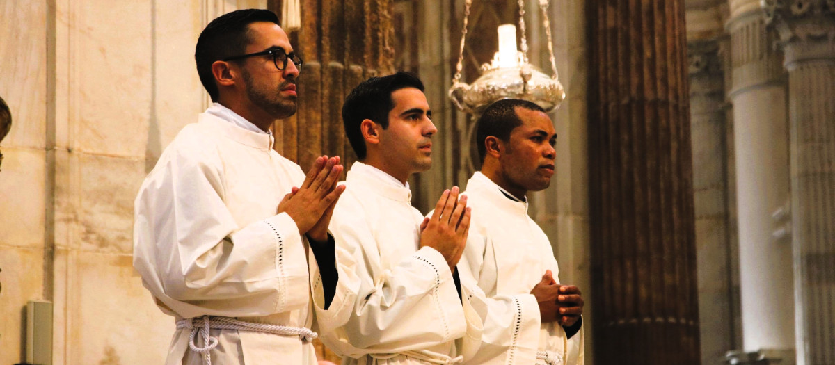 Los tres diáconos que recibirán el orden sacerdotal el sábado