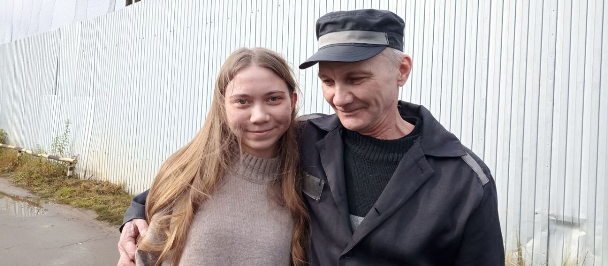 Alexéi Moskaliov junto a su hija, la creadora del dibujo