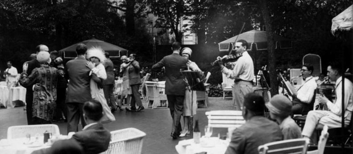 Los "dorados años veinte" en Berlín: una banda de jazz toca para un baile de té en el hotel Esplanade, 1926