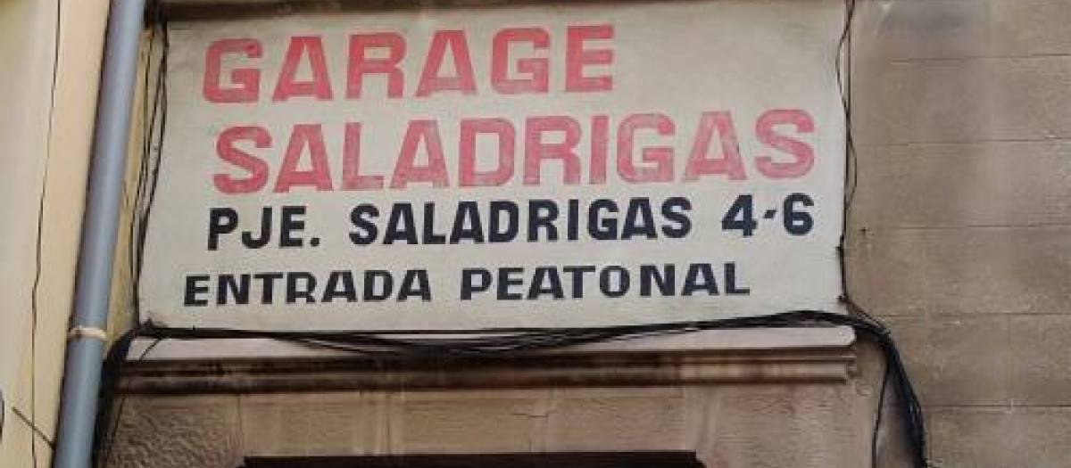 La puerta histórica que conserva el Poblenou del garage Saladrigas