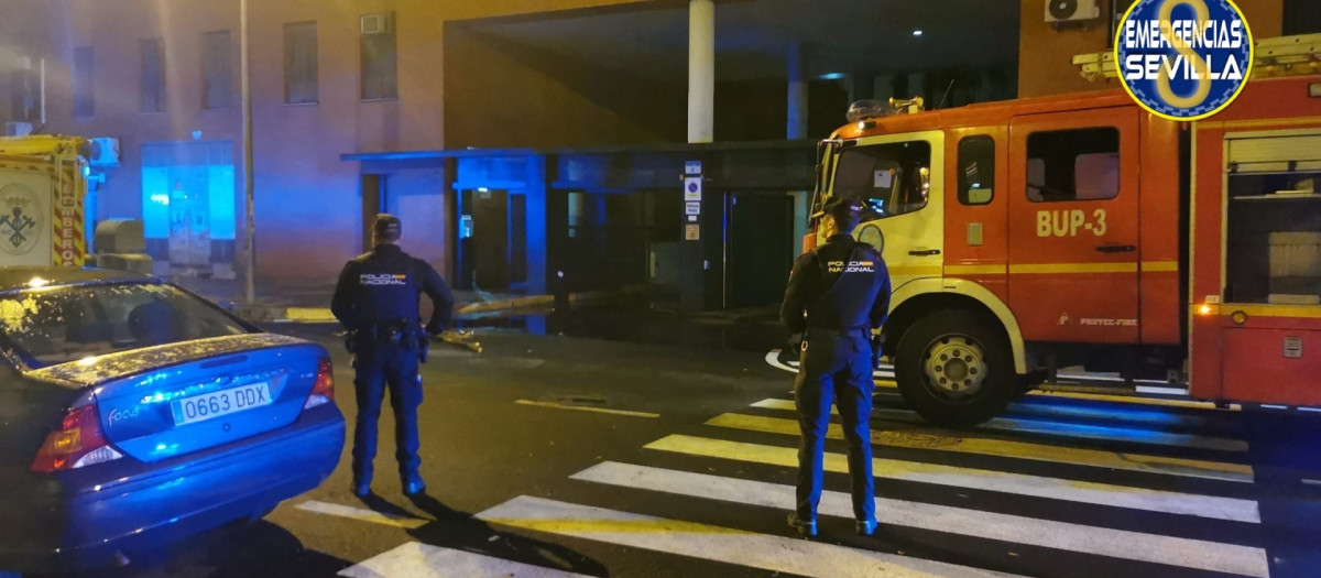 Operativo de Bomberos y Policía en un incendio en el parking subterráneo de un bloque de pisos en Sevilla.

REMITIDA / HANDOUT por EMERGENCIAS SEVILLA
Fotografía remitida a medios de comunicación exclusivamente para ilustrar la noticia a la que hace referencia la imagen, y citando la procedencia de la imagen en la firma
17/10/2024