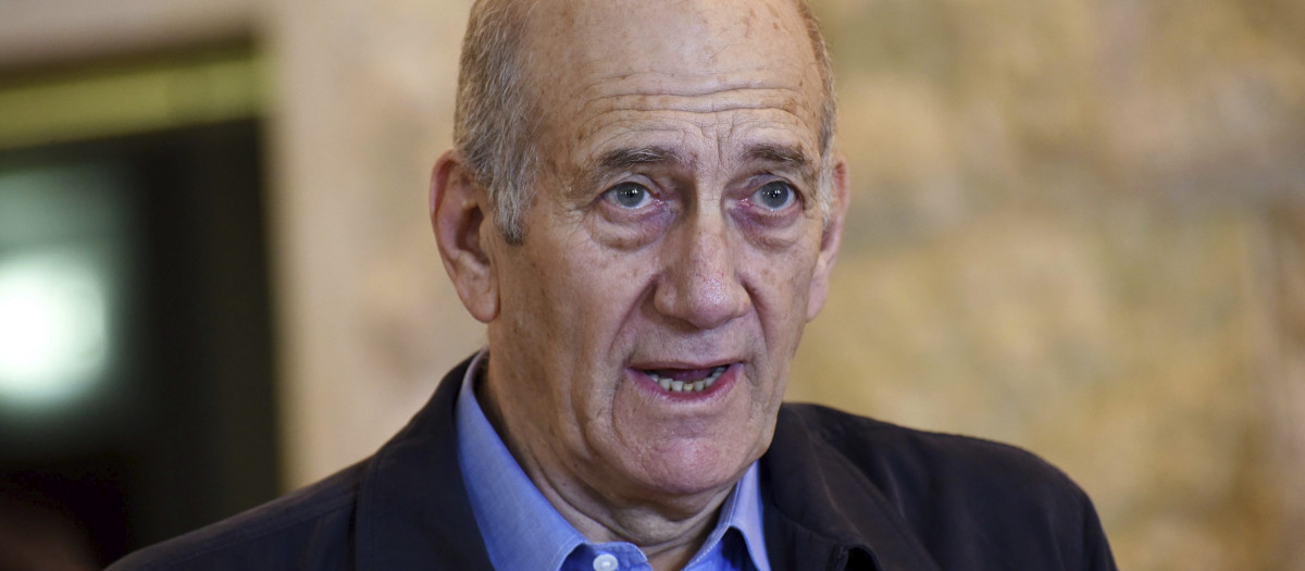 CORRIGE NOMBRE DEL FOTÓGRAFO Y FUENTE GAL010 JERUSALÉN (ISRAEL) 29/12/2015.- El ex primer ministro israelí Ehud Olmert ofrece una rueda de prensa tras escuchar la reducción de su sentencia de seis años a 18 meses en el Tribunal Supremo en Jerusalén (Israel) hoy, 29 de diciembre de 2015. Olmert reivindicó hoy su inocencia después de que el Tribunal Supremo de Israel lo sentenciara a al menos 18 meses de cárcel y aseguró que "nunca recibió soborno" de nadie. EFE/Debbie Hill/Pool