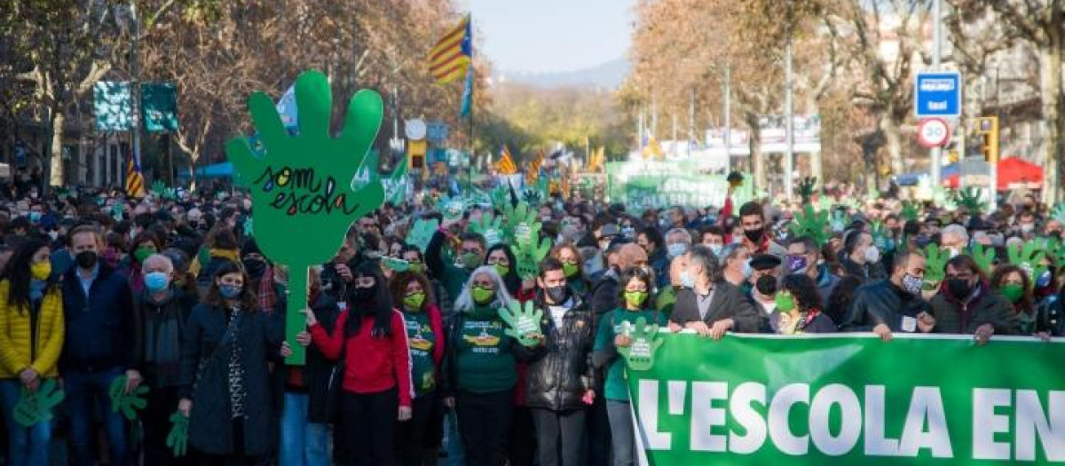 Sindicatos educativos participando en una marcha para defender la inmersión lingúística en catalán