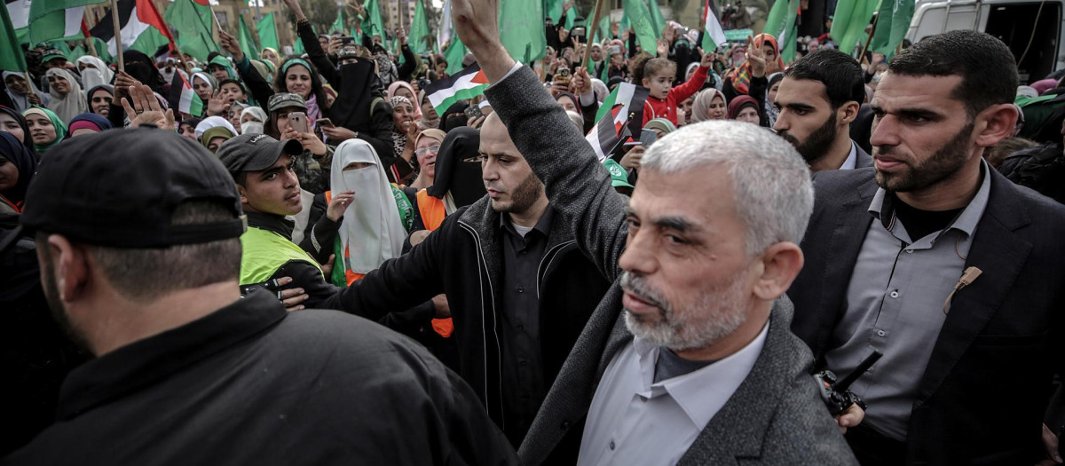 El líder de Hamás en Gaza, Yahya Sinwar, saluda a sus seguidores durante una manifestación de Hamás