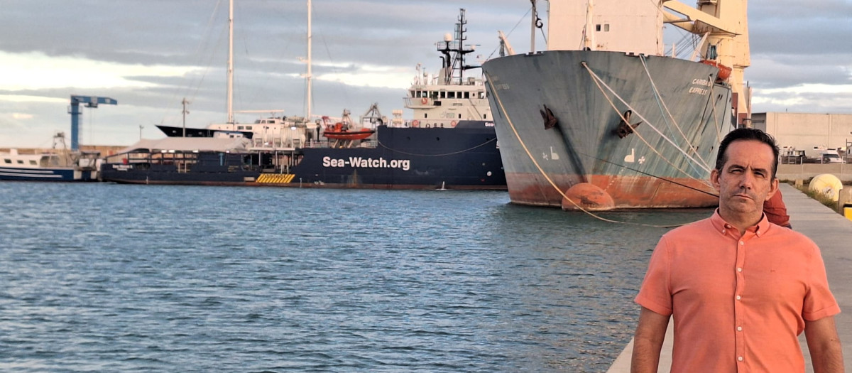 Josué Brito, portavoz de Vox en el Ayuntamiento de Vinaroz, frente a la embarcación Sea Watch