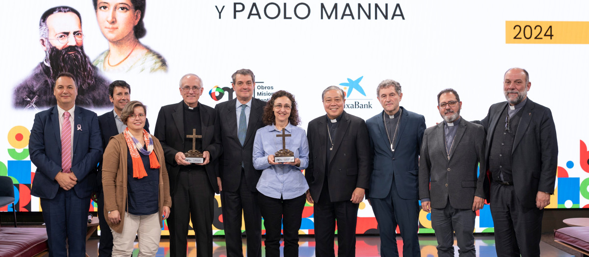 Los premiados, junto a los responsables de OMP y el Nuncio