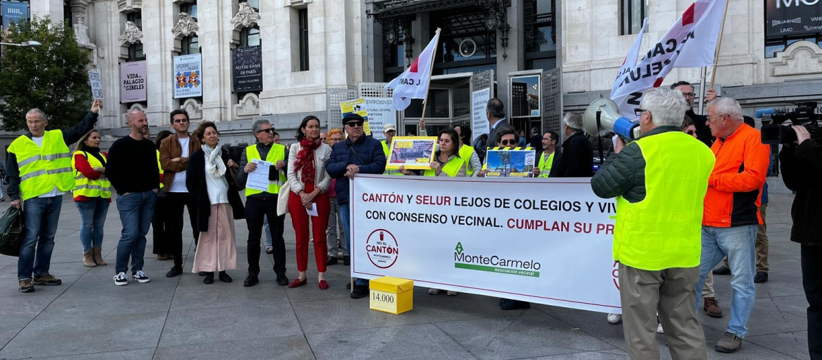 Vecinos de Montecarmelo se concentran frente al Palacio de Cibeles tras presentar más de 14.000 firmas en rechazo a la instalación del cantón