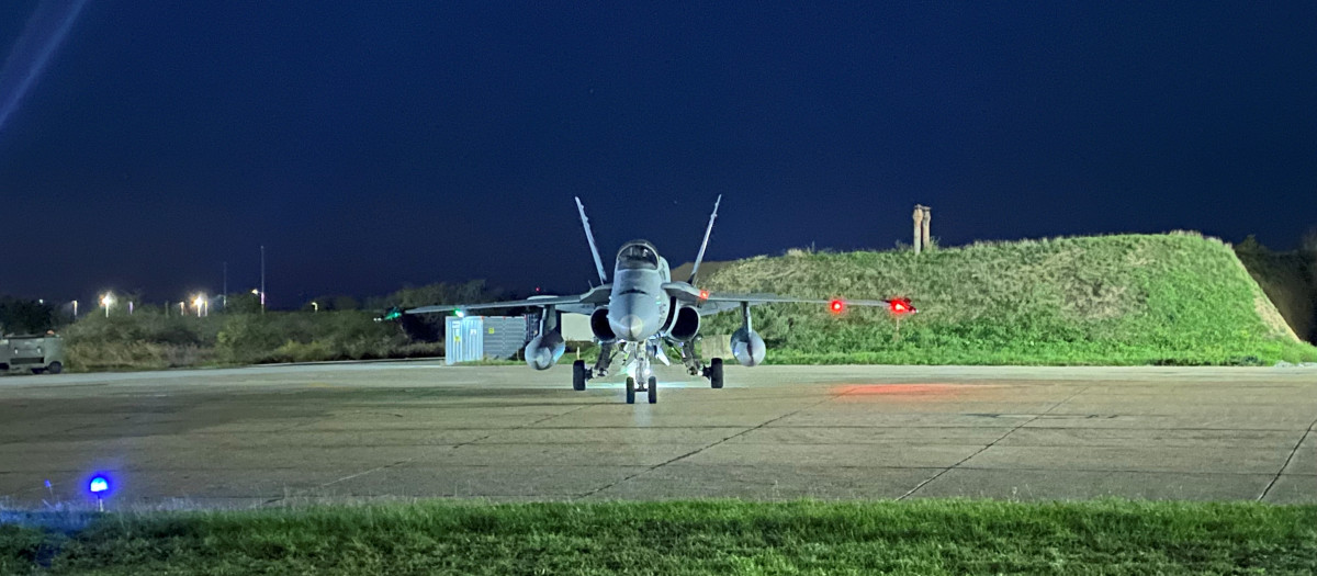 Llegada de los F-18 a la base aérea rumana Base Aérea de Mikhail Kogalniceanu