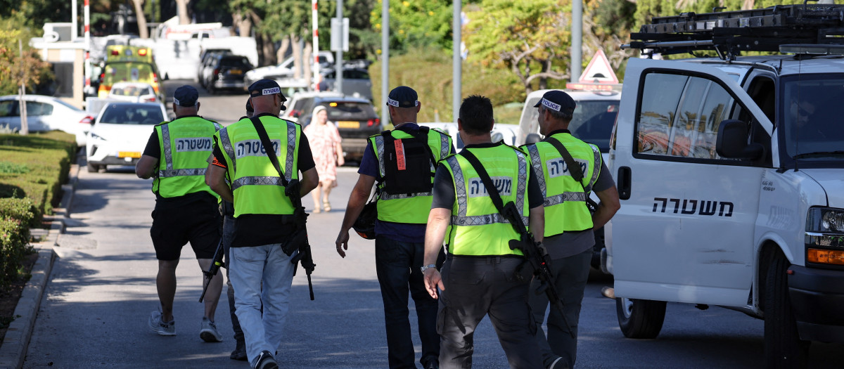 Las fuerzas de seguridad israelíes se reúnen en una calle que conduce a la residencia del primer ministro Benjamin Netanyahu en Cesarea