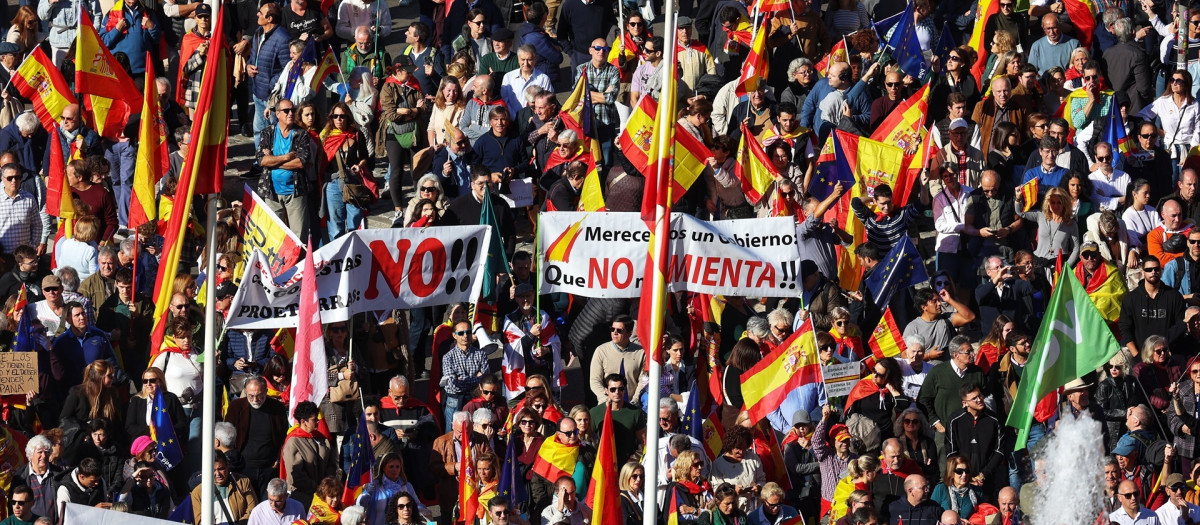 Cientos de personas durante una manifestación contra la amnistía, en Cibeles, a 18 de noviembre de 2023