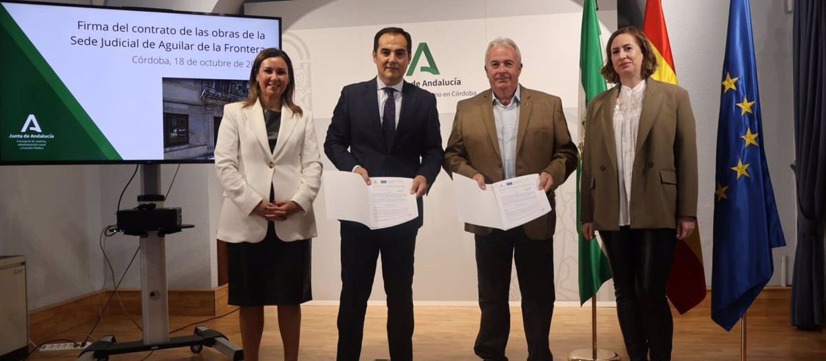 Nieto (2º izda.) muestra el contrato firmado para la reforma de la sede judicial de Aguilar de la Frontera.
POLITICA ANDALUCÍA ESPAÑA EUROPA CÓRDOBA
JUNTA DE ANDALUCÍA