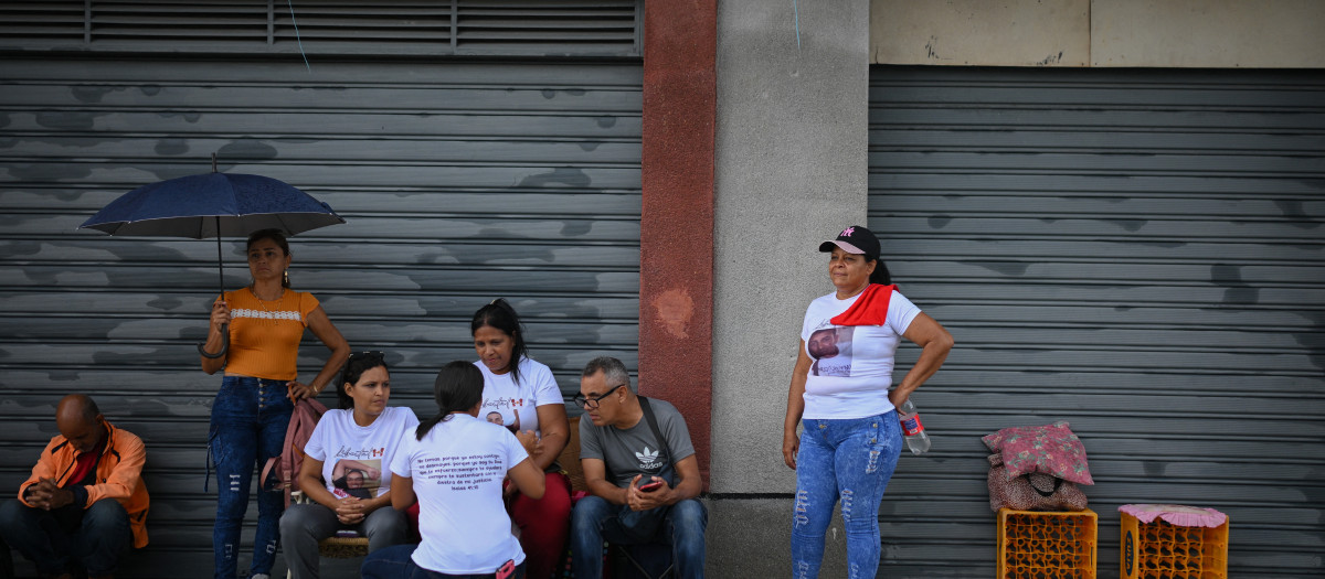 Familiares de personas detenidas durante las protestas tras las disputadas elecciones presidenciales