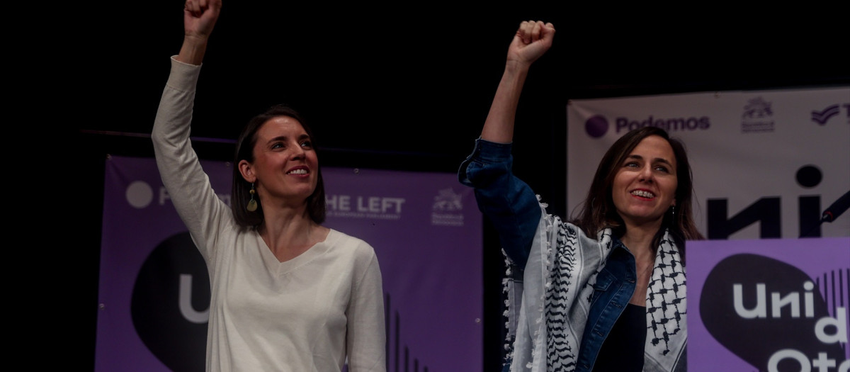 La secretaria política de Podemos y eurodiputada, Irene Montero (i), y la secretaria general de Podemos, Ione Belarra