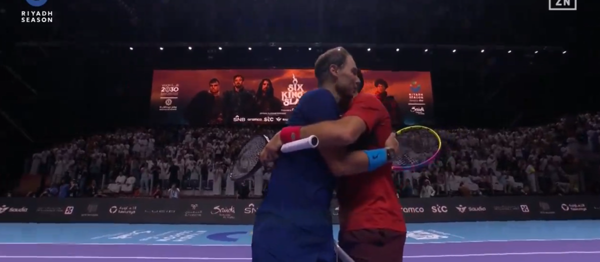 Abrazo final entre Djokovic y Nadal