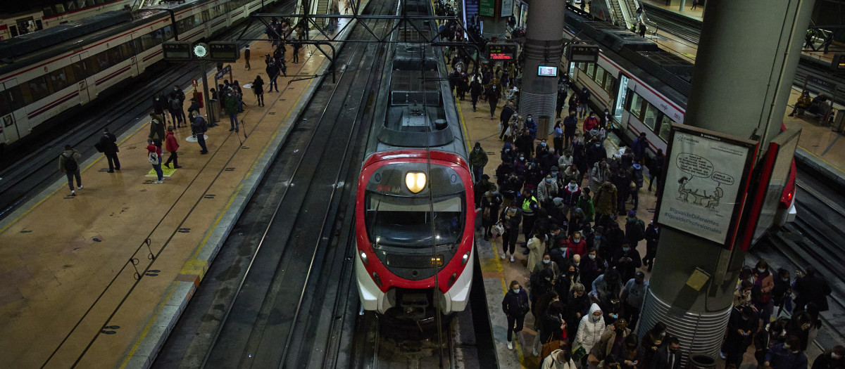 Acumulación de viajeros en un andén de la estación de Atocha, a 21 de marzo de 2022, en Madrid (España)