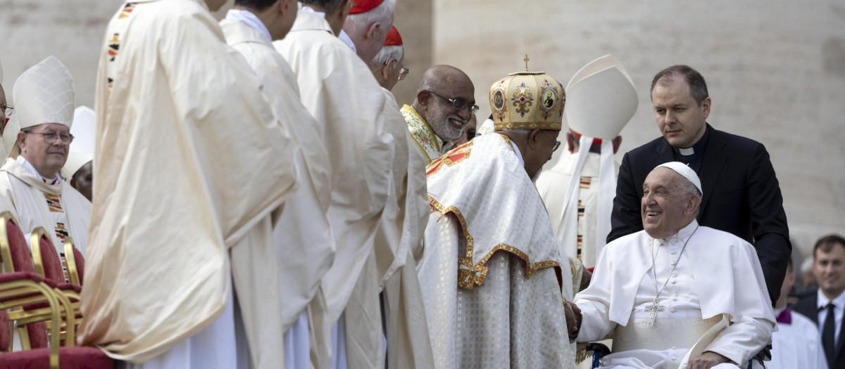 El Papa Francisco saluda a los clérigos durante la Santa Misa y canonización de 14 santos en la Plaza de San Pedro