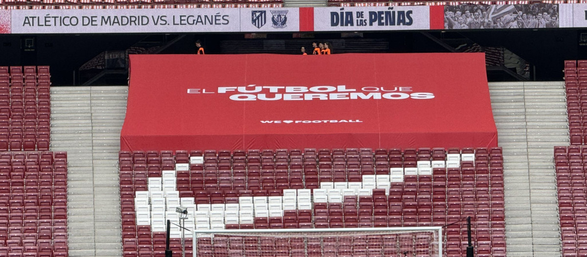 El Atlético de Madrid ha desplegado una pancarta en el fondo sur