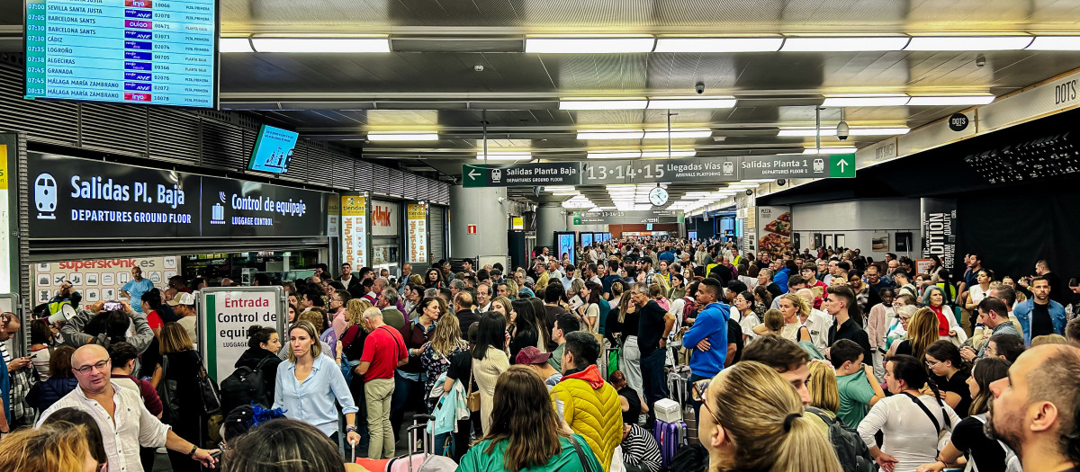 Cientos de personas en la estación de Atocha, a 19 de octubre de 2024, en Madrid