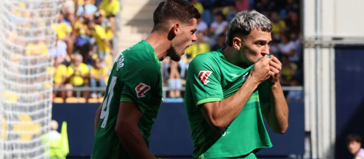 Arana celebra el 0-1 que le dio los tres puntos al Racing en su visita a Cádiz