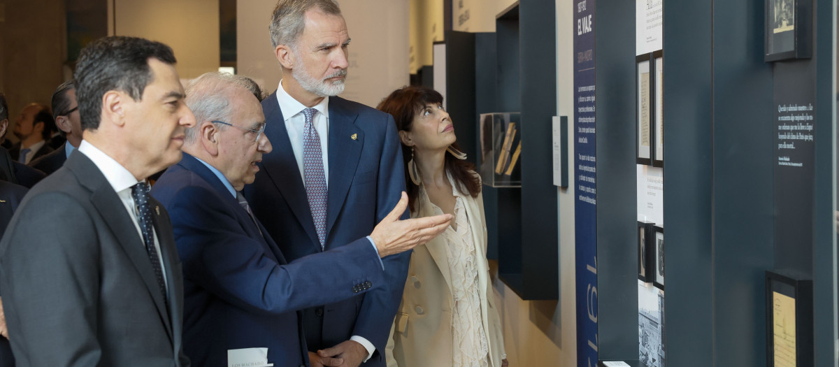 El rey Felipe VI, la ministra de igualdad Ana Redondo, el presidente de Andalucía, Juanma Moreno y el comisario de la exposición, el exvicepresidente del Gobierno, Alfonso Guerra (2i) inauguran este lunes en Sevilla la exposición Los Machado. Retrato de familia, que mostrará por primera vez juntos los dos grandes fondos documentales de los poetas Manuel y Antonio. EFE/ José Manuel Vidal / POOL