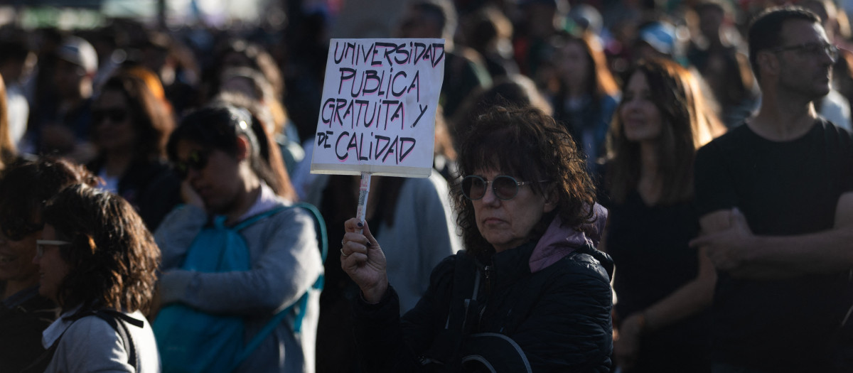 Varias personas protestan en Buenos Aires por el veto a la ley de financiación de las universidades públicas de Milei