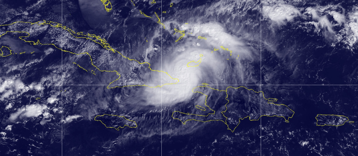 Imagen satelital del 20 de octubre de 2024 del huracán Óscar acercándose al este de Cuba.