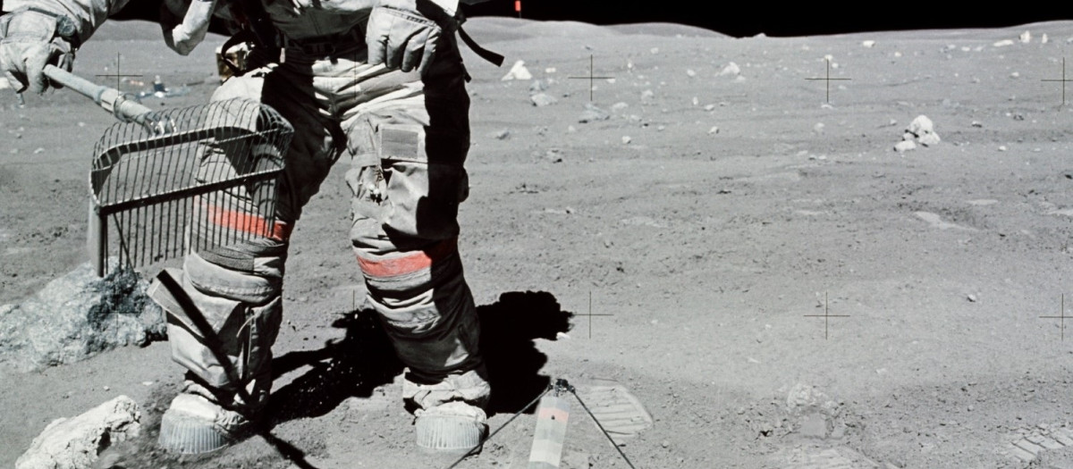 El astronauta John W. Young recoge muestras de regolito lunar.

REMITIDA / HANDOUT por NASA
Fotografía remitida a medios de comunicación exclusivamente para ilustrar la noticia a la que hace referencia la imagen, y citando la procedencia de la imagen en la firma
21/10/2024