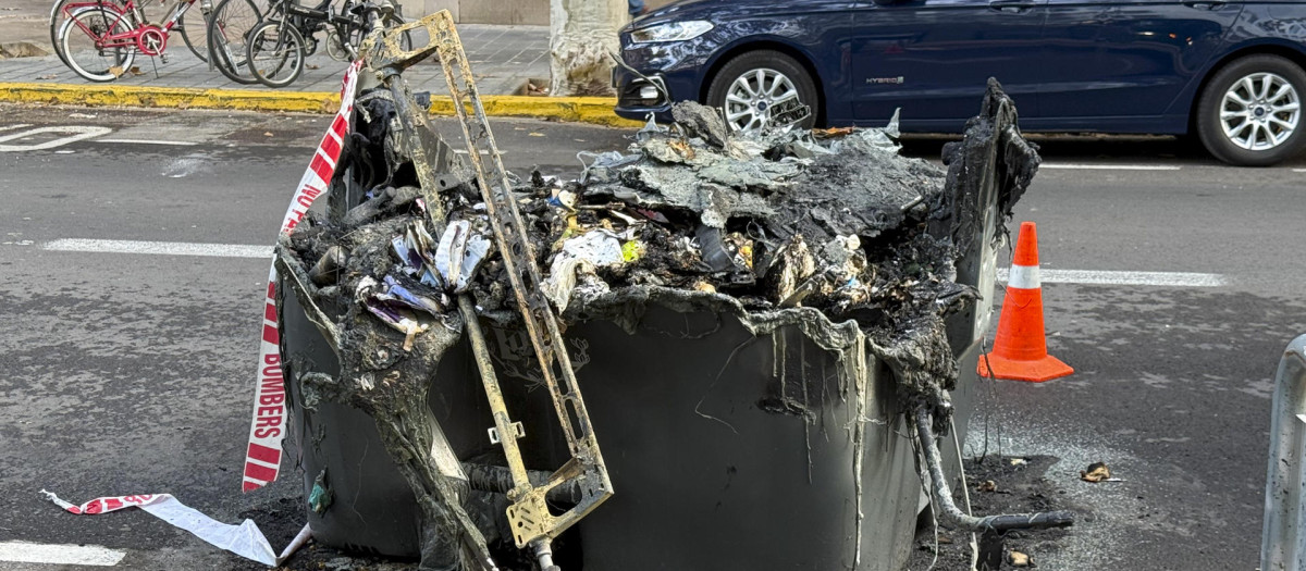 Contenedor calcinado en los aledaños de Mestalla