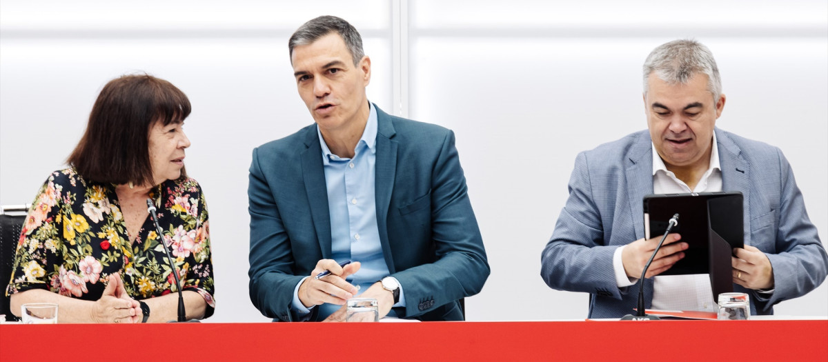 La presidenta del PSOE, Cristina Narbona, el presidente del Gobierno y Secretario General del PSOE, Pedro Sánchez Castejón, y el secretario de Organización del PSOE, Santos Cerdán