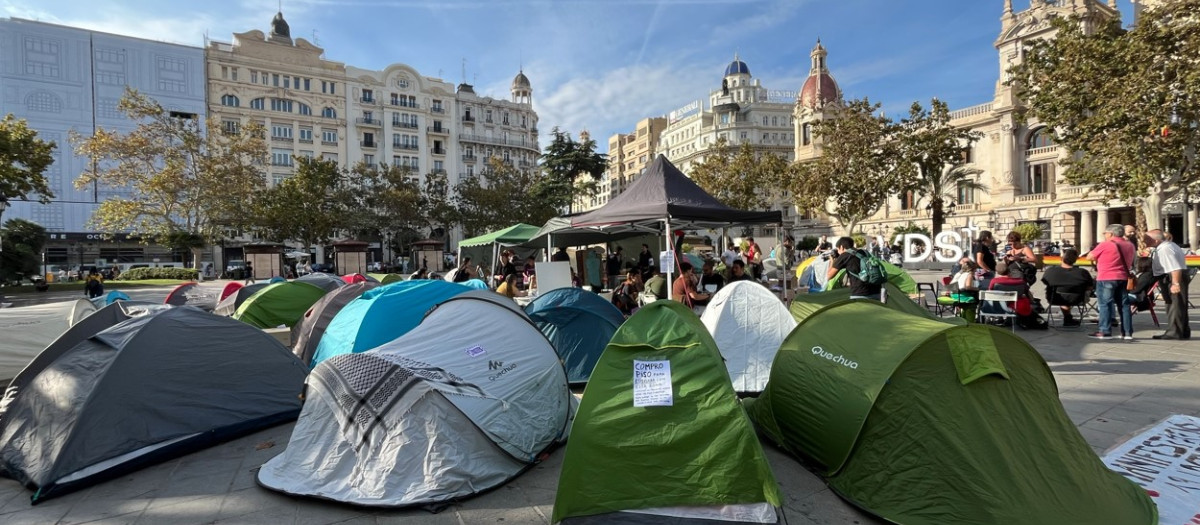 Tiendas de campaña en el "mini 15-M" por la vivienda en Valencia