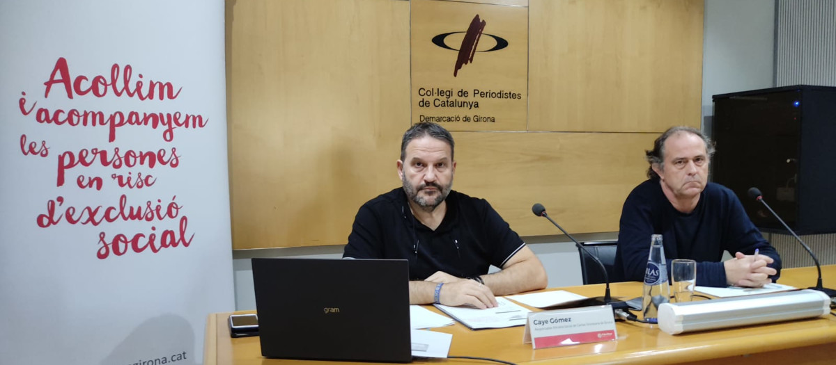 El responsable de análisis social de Cáritas, Caye Gómez, y el miembro del observatorio de la pobreza, Josep Maymí