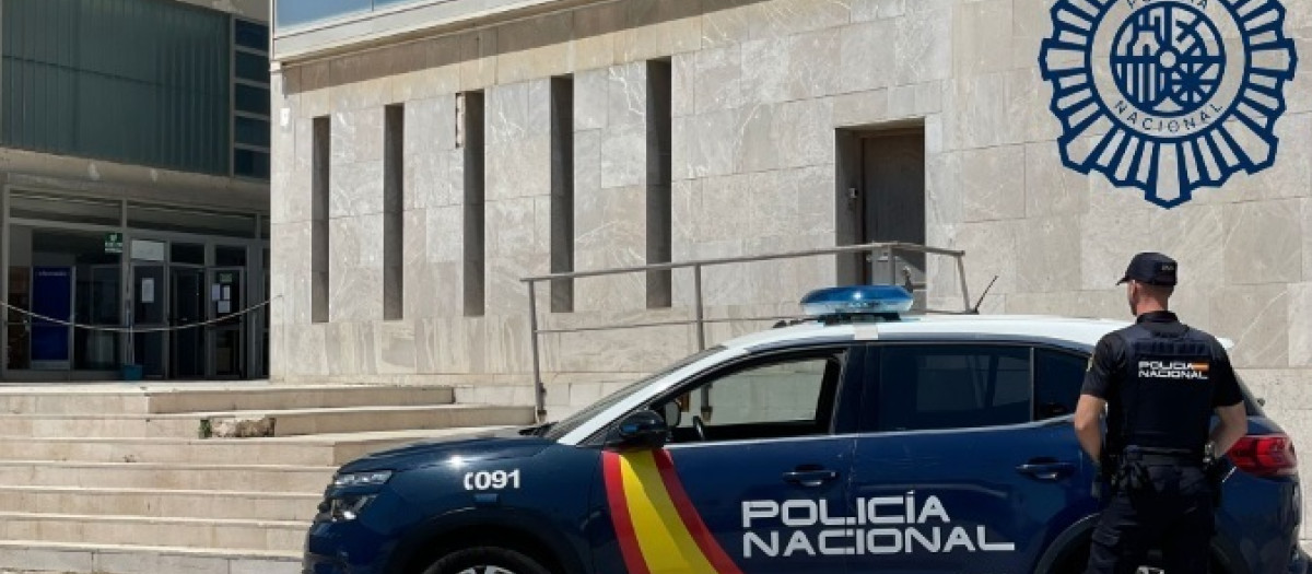 Una patrulla de la Policía Nacional en los juzgados de Melilla

POLICÍA NACIONAL
18/9/2023