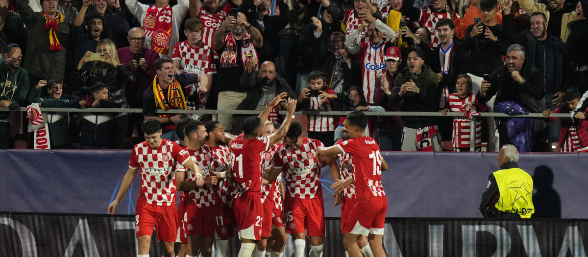 Los jugadores del Girona celebran el segundo gol del partido