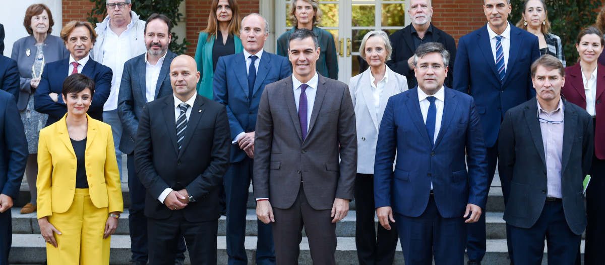 El presidente del Gobierno, Pedro Sánchez (c), y la ministra de Vivienda, Isabel Rodríguez (i), durante el encuentro con el sector inmobiliario