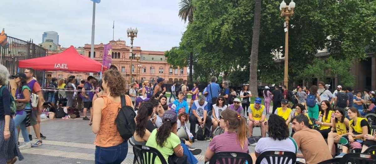 Varios profesores dan clase en la Plaza de Mayo de Buenos Aires