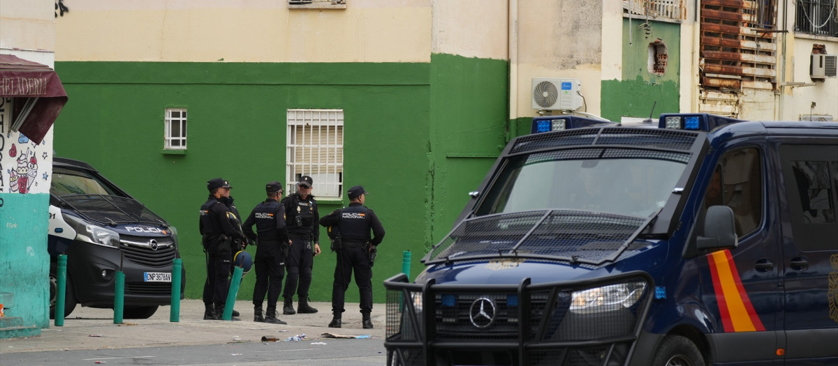 (Foto de ARCHIVO)
Imágenes de la operación de la policía nacional "Vulcano", a 18 de octubre de 2024, en Sevilla, Andalucía (España). La Policía Nacional ha iniciado a primera hora de este viernes una segunda fase en el marco de la operación 'Vulcano' contra el narcotráfico en el barrio sevillano de las Tres Mil Viviendas. Concretamente, agentes de la Unidad de Intervención Policial (UIP) y de la Unidad de Prevención y Reacción (UPR) están al frente de esta segunda fase de la operación.

Francisco J. Olmo / Europa Press
18/10/2024