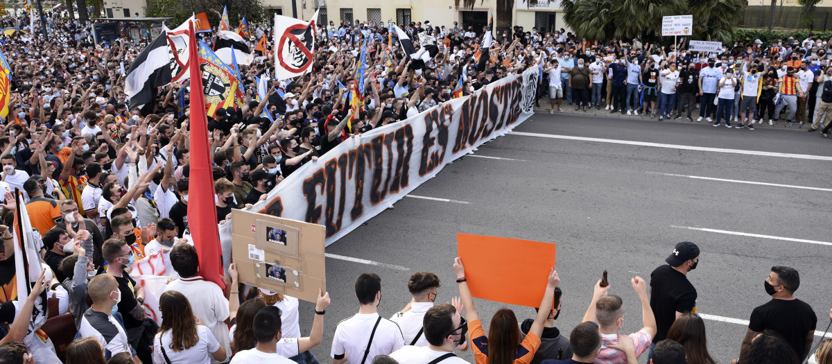 Aficionados del Valencia CF se congregan en los alrededores del Estadio de Mestalla para protestar ante la gestión de Peter Lim